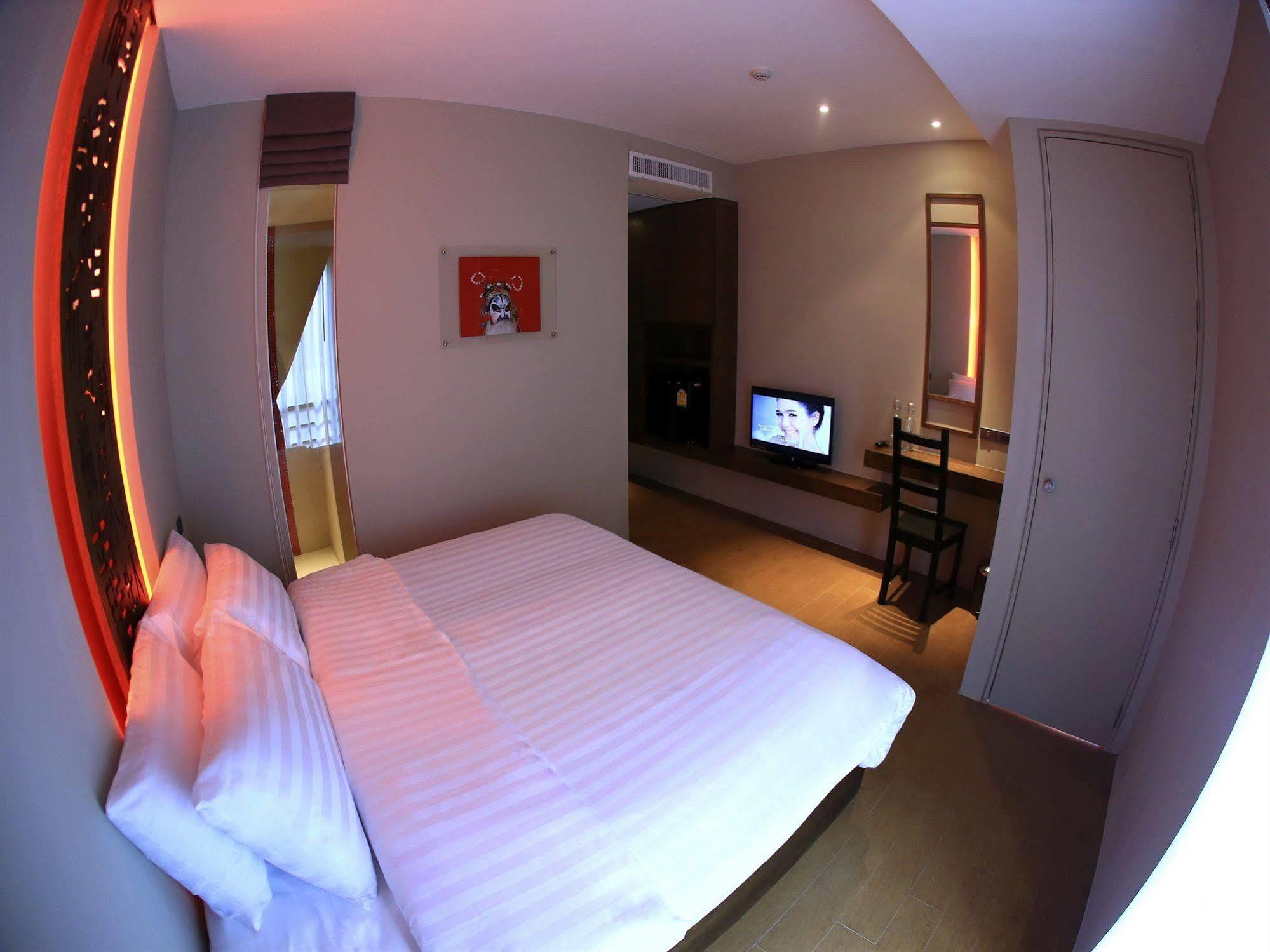 Silom One Bed and Breakfast Bangkok Exteriör bild