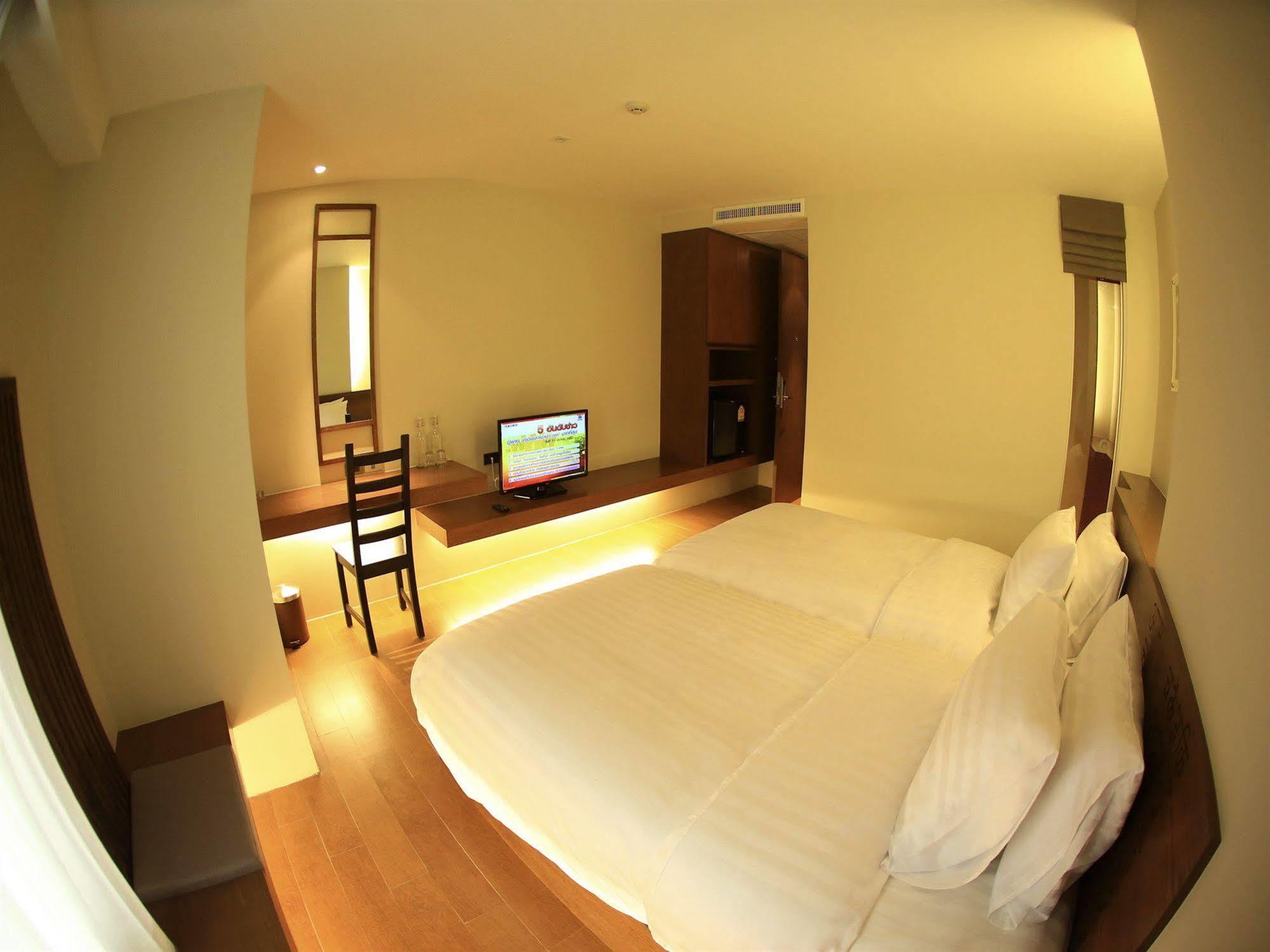 Silom One Bed and Breakfast Bangkok Exteriör bild